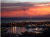  Genova:  porto e lanterna al tramonto - Genova - 2004 - Panorami - Foto varie - Voto: 9    - Last Visit: 30/4/2024 4.34.52 