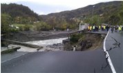  Crollo diga e strada provinciale a Ponte di Savignone:  la voragine nella strada (foto di F.Medica) - Savignone - 2012 - Paesi - Inverno - Voto: Non  - Last Visit: 11/2/2024 13.41.17 