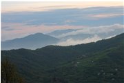  La frazione Gualdrà e il Santuario della Guaria tra le nebbie al tramonto. Da Montemaggio (Chiappazza) - Savignone - 2014 - Panorami - Estate - Voto: Non  - Last Visit: 30/1/2024 22.11.40 