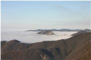  Un’isola nel mare di nebbia: il Monte Rocche del Reopasso - Savignone - 2006 - Panorami - Inverno - Voto: 10   - Last Visit: 25/5/2024 2.44.55 